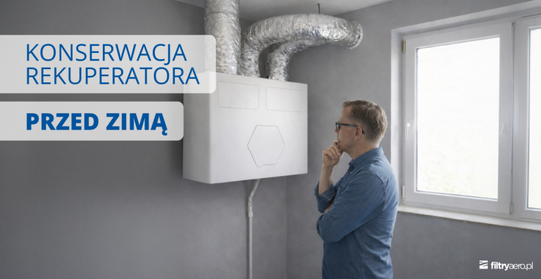 Grafika przedstawiająca rekuperator zamontowany na ścianie w pomieszczeniu technicznym oraz mężczyznę analizującego urządzenie przed sezonem zimowym. Na grafice widoczny jest napis "KONSERWACJA REKUPERATORA PRZED ZIMĄ".